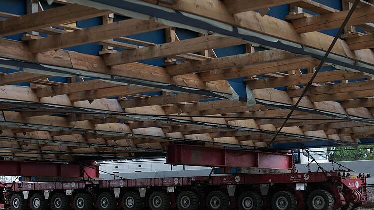 Die Holz-Schalung wurde bereits im Voraus an die Brücke angepasst. Auf die Schalung wird anschließend die Beton-Fahrbahnplatte gezogen.