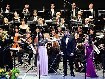 Ljubka Biagioni zu Guttenberg am Sonntagabend im Schönen Hof der Plassenburg und ihr Orchester, die Sofia Symphonics, mit den Solisten Maria Pavlova, Alexander Baranov und Emilia Kircheva. Foto: Stephan Herbert Fuchs
