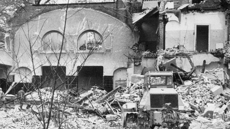 "Vom einstmals stolzen Bau des Alexandrinenbades ist nur noch ein Trümmerhaufen übrig geblieben", lautete die Tageblatt-Bildunterschrift vom 5. November 1977. Fotos: CT-Archiv