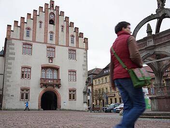 Die Fassade bleibt unangetastet. Das Rathaus bekommt allerdings neue Fenster. Foto: Archiv/Arkadius Guzy
