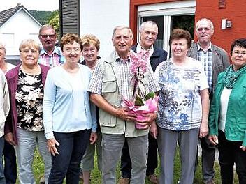 An seinem 80. Geburtstag durfte Werner Beschnitt zahlreiche Glückwünsche entgegennehmen. Unser Bild zeigt ihn (mit Geschenk) mit seiner Ehefrau Gisela (rechts daneben) inmitten der Gratulanten. Foto: Werner Reißaus