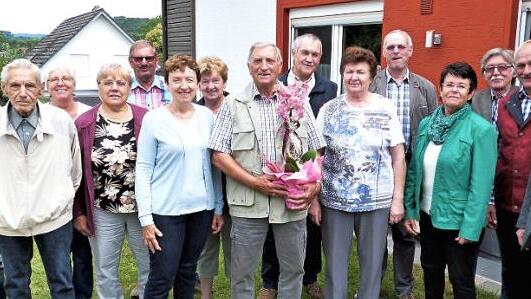 An seinem 80. Geburtstag durfte Werner Beschnitt zahlreiche Glückwünsche entgegennehmen. Unser Bild zeigt ihn (mit Geschenk) mit seiner Ehefrau Gisela (rechts daneben) inmitten der Gratulanten. Foto: Werner Reißaus