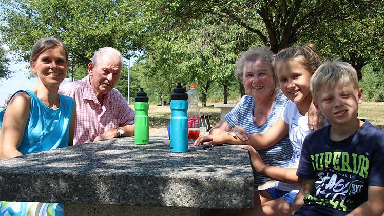 Gabriele Streicher, Tochter Patrizia, Sohn Konstantin (9) und die Großeltern machen eine Trink-Pause am Rastplatz-Tisch. Foto: Ronald Heck