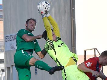 Bekommt vermutlich im Heimspiel gegen die offensivstarken Aubstadter einiges zu tun: der Sander Abwehrroutinier Johannes Bechmann (links).  Foto: Sportfoto Zink