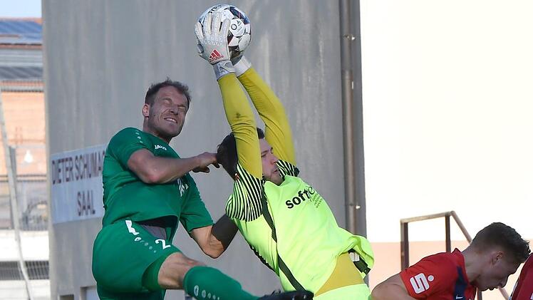 Bekommt vermutlich im Heimspiel gegen die offensivstarken Aubstadter einiges zu tun: der Sander Abwehrroutinier Johannes Bechmann (links).  Foto: Sportfoto Zink
