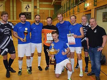 Die Mannschaft des OMV-Teams gewann den Nordwald-Soccer-Cup. Mit im Bild die Turnierverantwortlichen des FC Bayern München Fanclubs.  Fotos: Michael Wunder