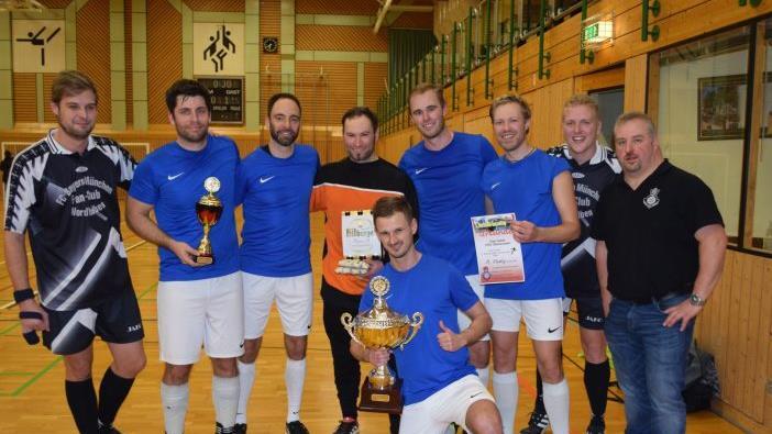 Die Mannschaft des OMV-Teams gewann den Nordwald-Soccer-Cup. Mit im Bild die Turnierverantwortlichen des FC Bayern München Fanclubs.  Fotos: Michael Wunder