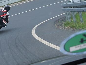 Mehrmals rasen die Biker die 3,4 Kilometer lange Strecke auf und ab. Foto: Sandra Hackenberg