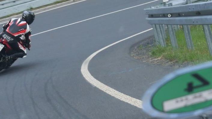 Mehrmals rasen die Biker die 3,4 Kilometer lange Strecke auf und ab. Foto: Sandra Hackenberg
