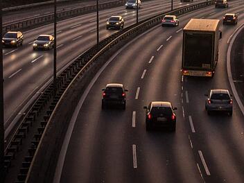 Sieben Fahrzeuge geraten in Verkehrsunfall - darunter zwei Verletzte