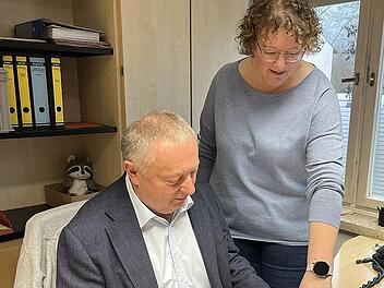 Landrat Thomas Bold wirft gemeinsam mit Kreisjugendpflegerin Melanie Sch&auml;fer einen ersten Blick in den neuen Fahrtenkatalog.