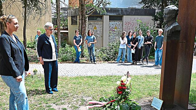 Dritte B&uuml;rgermeisterin Eva Jutzler (vorn) und Mechthildis Boksch von der Willy-Aron-Gesellschaft beim Gedenken vor der mit einem Kranz geschm&uuml;ckten B&uuml;ste von Claus Graf Schenk von Stauffenberg. Stadt Bamberg, Gerhard Beck