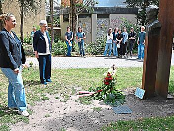 Dritte B&uuml;rgermeisterin Eva Jutzler (vorn) und Mechthildis Boksch von der Willy-Aron-Gesellschaft beim Gedenken vor der mit einem Kranz geschm&uuml;ckten B&uuml;ste von Claus Graf Schenk von Stauffenberg. Stadt Bamberg, Gerhard Beck