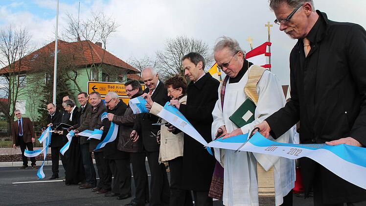 Vertreter aus Politik, Verwaltung und Kirche bei der feierlichen Einweihung der Straßen.