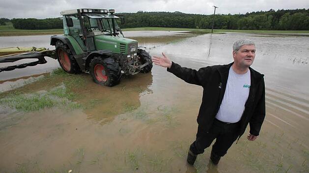 Ende im Gel&auml;nde f&uuml;r Hermann Greif und seinen Schlepper in den &uuml;berschwemmten Fluren bei Pinzberg.  Foto: Barbara Herbst