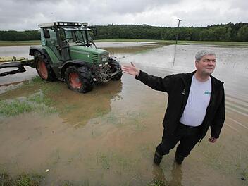 Ende im Gelände für Hermann Greif und seinen Schlepper in den überschwemmten Fluren bei Pinzberg.  Foto: Barbara Herbst