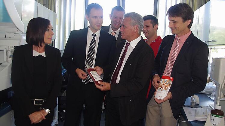 Die Kooperationspartner (von links) Bettina Witthüser, André Naumann, Marcus Plaschke, Oswald Marr, Ralf Schmidt und Roland Beierwaltes informieren sich anhand eines Muster-Blutbeutels im blutgruppenserologischen Labor der Frankenwaldklinik Kronach über die gewissenhafte Verarbeitung der Blutkonserven. Foto: Heike Schülein