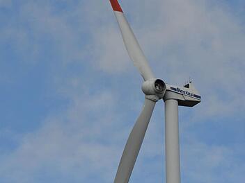 Einem Windrad im Windpark Oberngrub fehlt ein Rotorblatt. Erst in einigen Tagen kann es wieder montiert werden. Foto: Ronald Rinklef