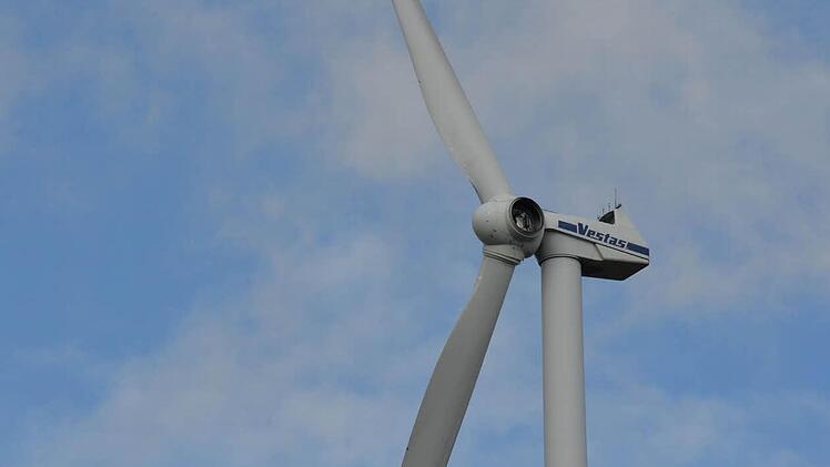 Einem Windrad im Windpark Oberngrub fehlt ein Rotorblatt. Erst in einigen Tagen kann es wieder montiert werden. Foto: Ronald Rinklef