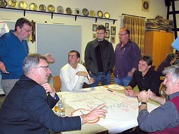 Lebhafte Diskussionen über die Energiezukunft Untermerzbachs entwickelten sich beim "Bürger-Forum Energie" am Mittwochabend im Sportheim. Auch die Bürgermeister Helmut Dietz (vorne links) und Siegfried Kirchner (rechts) beteiligten sich an Vorschlägen, wie der Energieverbrauch in der Gemeinde gesenkt und die Energie besser vor Ort produziert und verbraucht werden könnte. Foto: Bettina Knauth