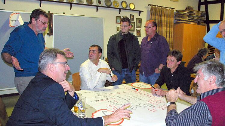 Lebhafte Diskussionen über die Energiezukunft Untermerzbachs entwickelten sich beim "Bürger-Forum Energie" am Mittwochabend im Sportheim. Auch die Bürgermeister Helmut Dietz (vorne links) und Siegfried Kirchner (rechts) beteiligten sich an Vorschlägen, wie der Energieverbrauch in der Gemeinde gesenkt und die Energie besser vor Ort produziert und verbraucht werden könnte. Foto: Bettina Knauth