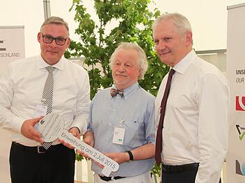 Schlüsselübergabe für das neue Technik-Zentrum (von links): Clemens Dereschkewitz (Geschäftsführer AIT-Deutschland), Architekt Karl-Heinz-Müller aus Kulmbach und Gerteric Lindquist (Chef der schwedischen Nibe-Group, zu der AIT gehört) Foto: Jürgen Gärtner
