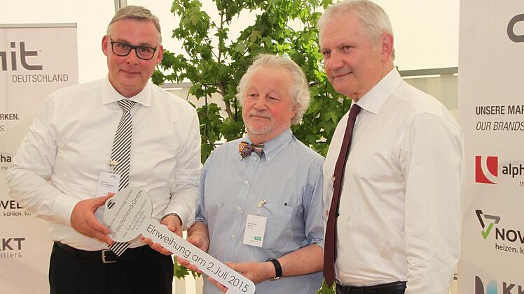 Schlüsselübergabe für das neue Technik-Zentrum (von links): Clemens Dereschkewitz (Geschäftsführer AIT-Deutschland), Architekt Karl-Heinz-Müller aus Kulmbach und Gerteric Lindquist (Chef der schwedischen Nibe-Group, zu der AIT gehört) Foto: Jürgen Gärtner