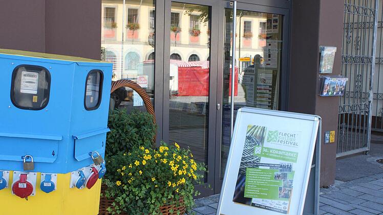 Im Lichtenfelser Rathaus hat man die nahende Großveranstaltung Korbmarkt fest im Blick. Kaum ein Schritt mehr in der Stadt, ohne daran erinnert zu werden, wie hier vor der Tourist-Information, wo ein Stromanschlusskasten nahe einem Werbe-Aufsteller steht. Foto: R. Popp