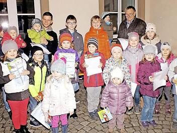 Die Gewinner des Luftballonwettbewerbs zusammen mit dem Leiter des Weinfest-Organisationskomitees, Ernst Albert (hinten rechts)  Foto: ab