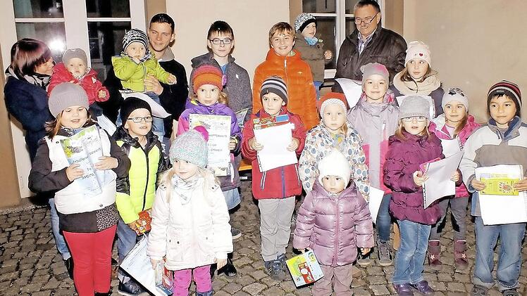 Die Gewinner des Luftballonwettbewerbs zusammen mit dem Leiter des Weinfest-Organisationskomitees, Ernst Albert (hinten rechts)  Foto: ab