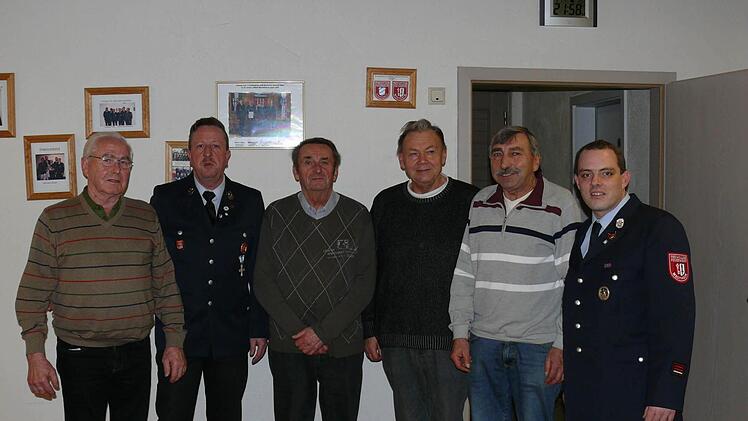 Zu Ehrenmitglieder wurden ernannt: Werner Kümmert, Rudolf Webert, Wieland Reuter, Jürgen Wüscher, mit auf dem Bild: Roland Pfülb (bisheriger Vorsitzender, 2 .von links) und Manuel Schelp (stellv. Kommandant und Schriftführer) Fotos: Feuerwehr