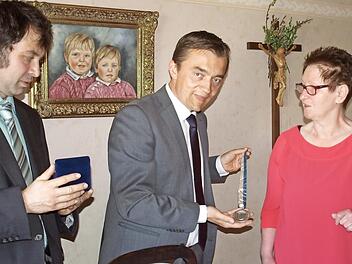 Bürgermeister Jens Korn (Mitte) überreicht Gisela Neuner-Leipold die Silberne Bürgermedaille der Stadt Wallenfels. Links dritter Bürgermeister Andreas Buckreus. Foto: Susanne Deuerling