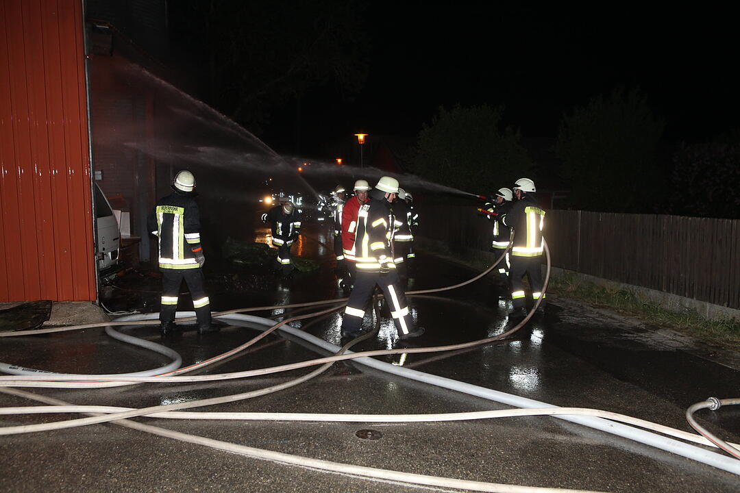 Flammen vernichten stillgelegte Zimmerei