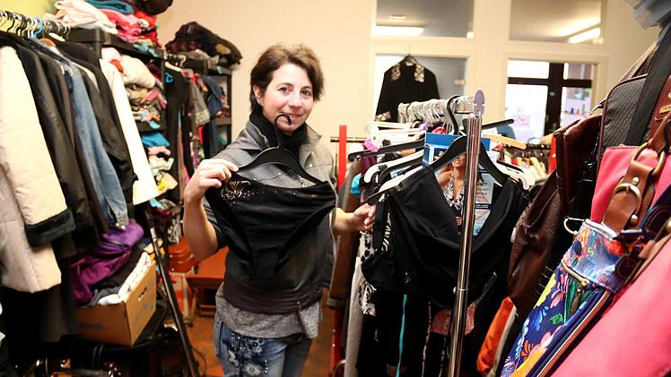 Melanie Kruse sortiert die gespendeten Sachen, damit die nächsten Kunden sich gut orientieren können. Alle Dinge in den beiden Räumen des Umsonst-Ladens in der Jahnstraße 4 in Hemhofen  können bedürftige Menshen kostenlos mitnehmen.Johanna Blum