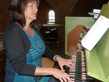 Dekanatskantorin Markéta Schley Reindlová gibt an der Orgel in der Erlöserkirche eine Kostprobe ihres Könnens.  Foto: Marion Krüger-Hundrup