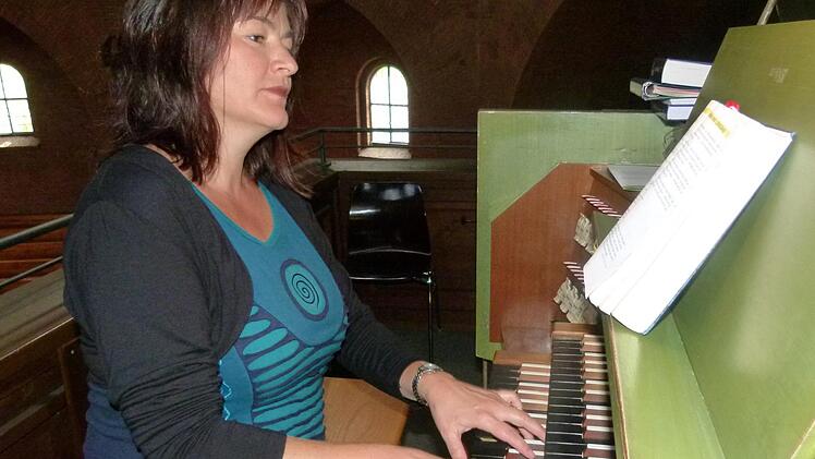 Dekanatskantorin Markéta Schley Reindlová gibt an der Orgel in der Erlöserkirche eine Kostprobe ihres Könnens.  Foto: Marion Krüger-Hundrup