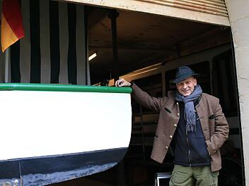 Helmut Fischer in der Bootshalle mit den beiden darin überwinterden Saaleschiffen. Benedikt Borst