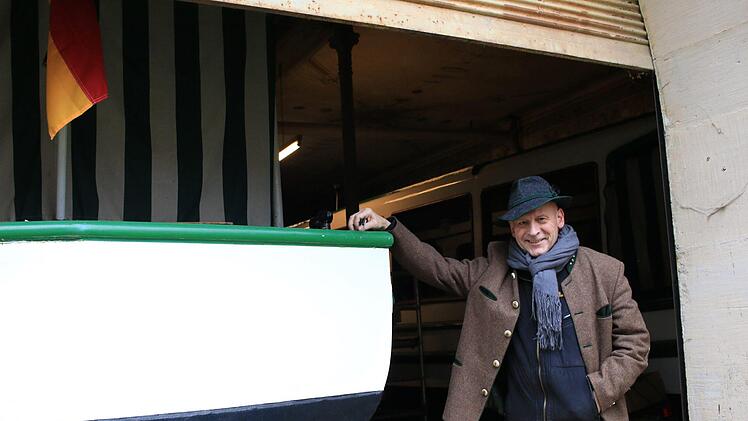 Helmut Fischer in der Bootshalle mit den beiden darin überwinterden Saaleschiffen. Benedikt Borst