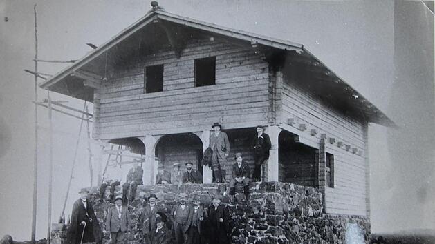 Eine Fotografie aus dem Sommer 1914: Die Kissinger Hütte auf dem Feuerberg während der Bauarbeiten. Ob das Gerüst heute von der Berufsgenossenschaft zugelassen wäre? Foto: Archiv Saale-Zeitung/Repro Johannes Schlereth
