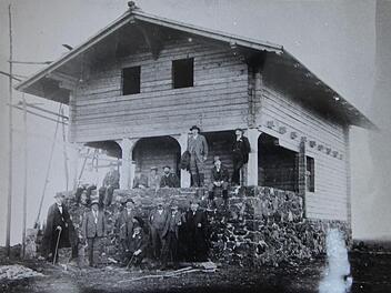 Eine Fotografie aus dem Sommer 1914: Die Kissinger Hütte auf dem Feuerberg während der Bauarbeiten. Ob das Gerüst heute von der Berufsgenossenschaft zugelassen wäre? Foto: Archiv Saale-Zeitung/Repro Johannes Schlereth