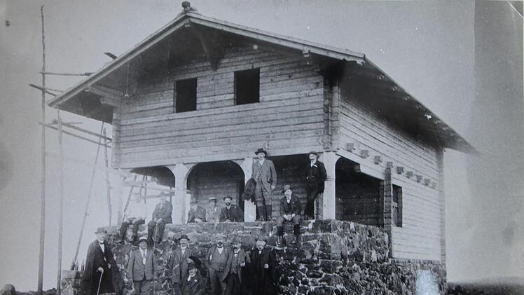 Eine Fotografie aus dem Sommer 1914: Die Kissinger Hütte auf dem Feuerberg während der Bauarbeiten. Ob das Gerüst heute von der Berufsgenossenschaft zugelassen wäre? Foto: Archiv Saale-Zeitung/Repro Johannes Schlereth