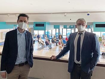 VG-Vorsitzender Tobias Roppelt (links) und Landrat Johann Kalb vor dem provisorischen Impfzentrum in der Baunacher Grund- und Mittelschule