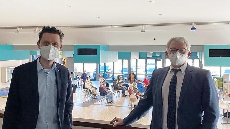 VG-Vorsitzender Tobias Roppelt (links) und Landrat Johann Kalb vor dem provisorischen Impfzentrum in der Baunacher Grund- und Mittelschule