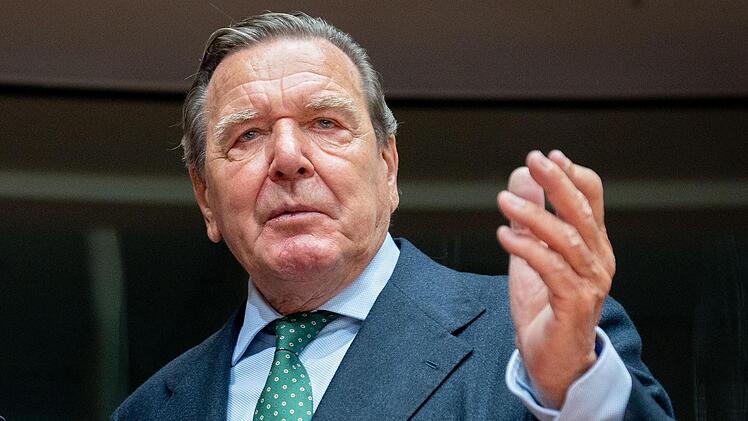 Altkanzler Schröder steht  wegen seiner Nähe zu Moskau seit einiger Zeit in der Kritik Foto: Kay Nietfeld/dpa