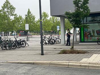 Erlangen: Unbekannte jagen gleich zwei Geldautomaten in die Luft - Täter auf der Flucht