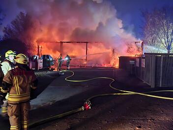 Massiver Brand auf Wertstoffhof Burgbernheim &ndash; Feuerwehreinsatz in der Nacht