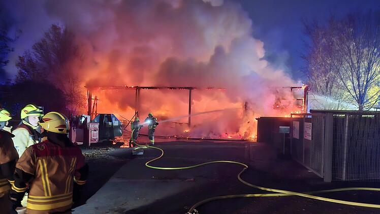 Massiver Brand auf Wertstoffhof Burgbernheim &ndash; Feuerwehreinsatz in der Nacht