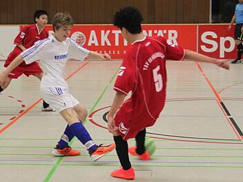 Fabian Lehnert (links) von der JFG Maintal/Friesenbachtal visiert im Finale der C-Junioren das Tor des TSV 08 Kulmbach (rechts Amadeo Tasca) an. Foto: Christian Schuberth
