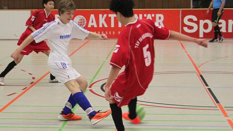 Fabian Lehnert (links) von der JFG Maintal/Friesenbachtal visiert im Finale der C-Junioren das Tor des TSV 08 Kulmbach (rechts Amadeo Tasca) an. Foto: Christian Schuberth