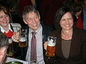 Zum Wohl: Ilse Aigner (rechts) stößt mit den Veranstaltern und Ehrengästen an - von links Dr. Anja Weisgerber und Dr. Otto Hünnerkopf.  Foto: Thomas Meyer